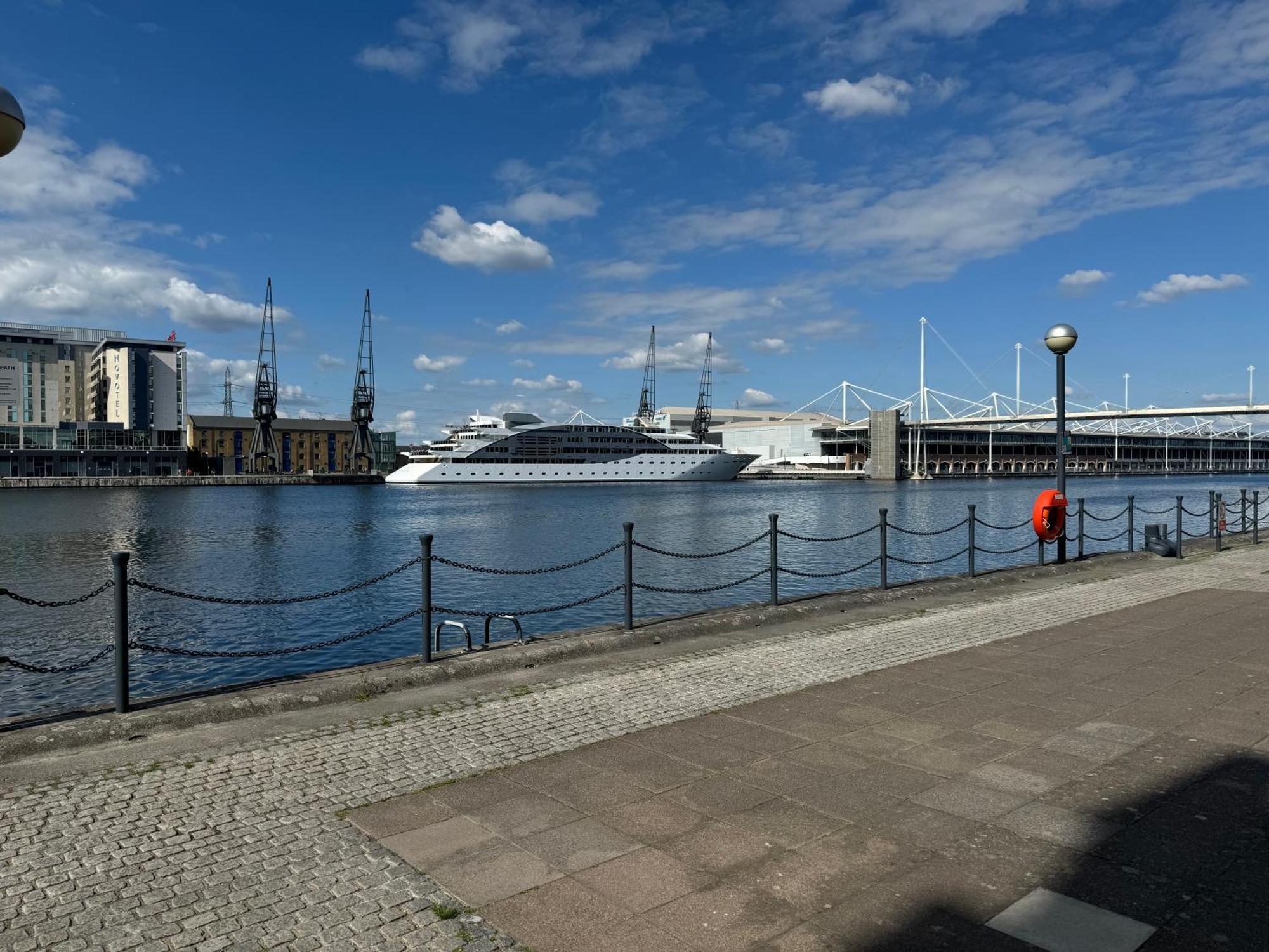 Gazde/Camere de închiriat Waterfront Double With Fireplace In The Heart Of Royal Docks *